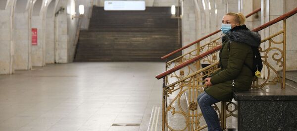 Девојка са заштитном маском чека воз у метро станици у Москви Девојка са заштитном маском чека воз у метро станици у Москви - Sputnik Србија