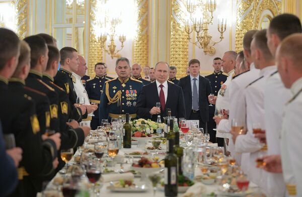 Шта једе Путин, а шта гости: Главни кувар открива како изгледају пријеми за Дан победе Шта једе Путин, а шта гости: Главни кувар открива како изгледају пријеми за Дан победе - Sputnik Србија