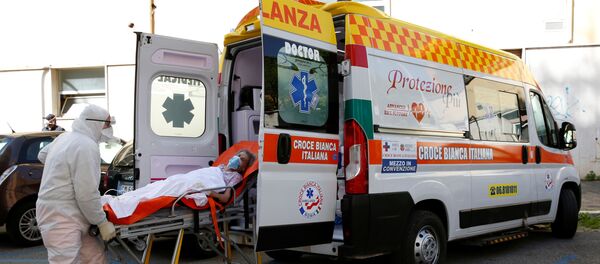 Медицински радници уносе пацијента у возило хитне помоћи у Риму - Sputnik Србија