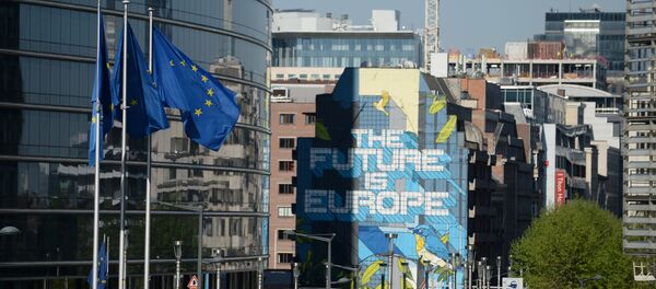 Zastave EU ispred sedišta Evropske komisije u Briselu Zastave EU ispred sedišta Evropske komisije u Briselu - Sputnik Srbija
