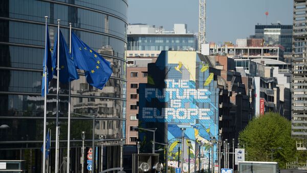 Заставе ЕУ испред седишта Европске комисије у Бриселу - Sputnik Србија