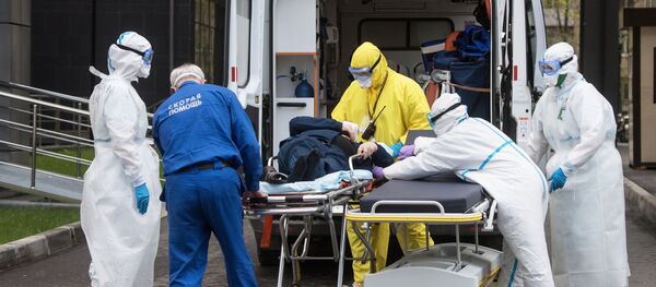 Екипа хитне помоћи довози пацијента са сумњом на вирус корона у пријемно одељење Центра за ендокринологију у Москви - Sputnik Србија
