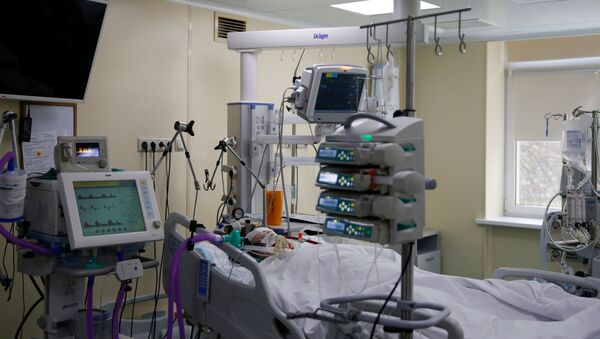 Pacijent koji boluje od kovida 19 na odeljenju intenzivne nege u klinici u Moskvi - Sputnik Srbija