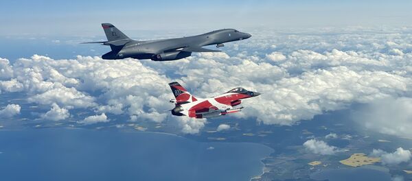 A B-1B Lancer flies with a Danish F-16 during a training mission for Bomber Task Force Europe, May 5, 2020. A B-1B Lancer flies with a Danish F-16 during a training mission for Bomber Task Force Europe, May 5, 2020. - Sputnik Србија
