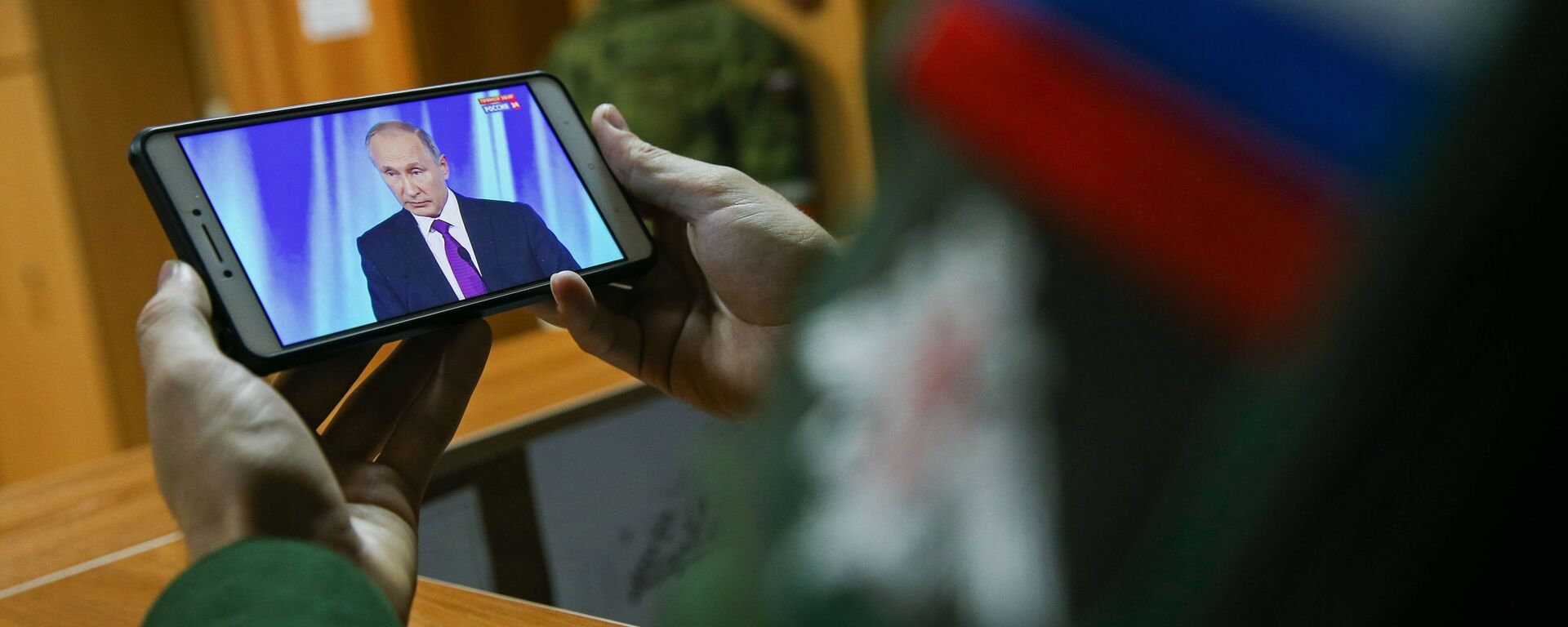 Ruski vojnik prati obraćanje predsednika Vladimira Putina - Sputnik Srbija, 1920, 21.08.2025