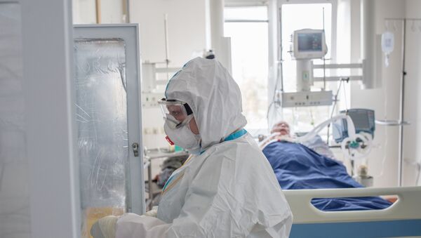 Пацијент и здравствени радник на одељењу интензивне неге у болници  - Sputnik Србија