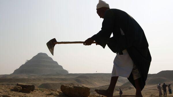 Radnik tokom arheoloških iskopavanja u dolini Sakkara u Egiptu - Sputnik Srbija