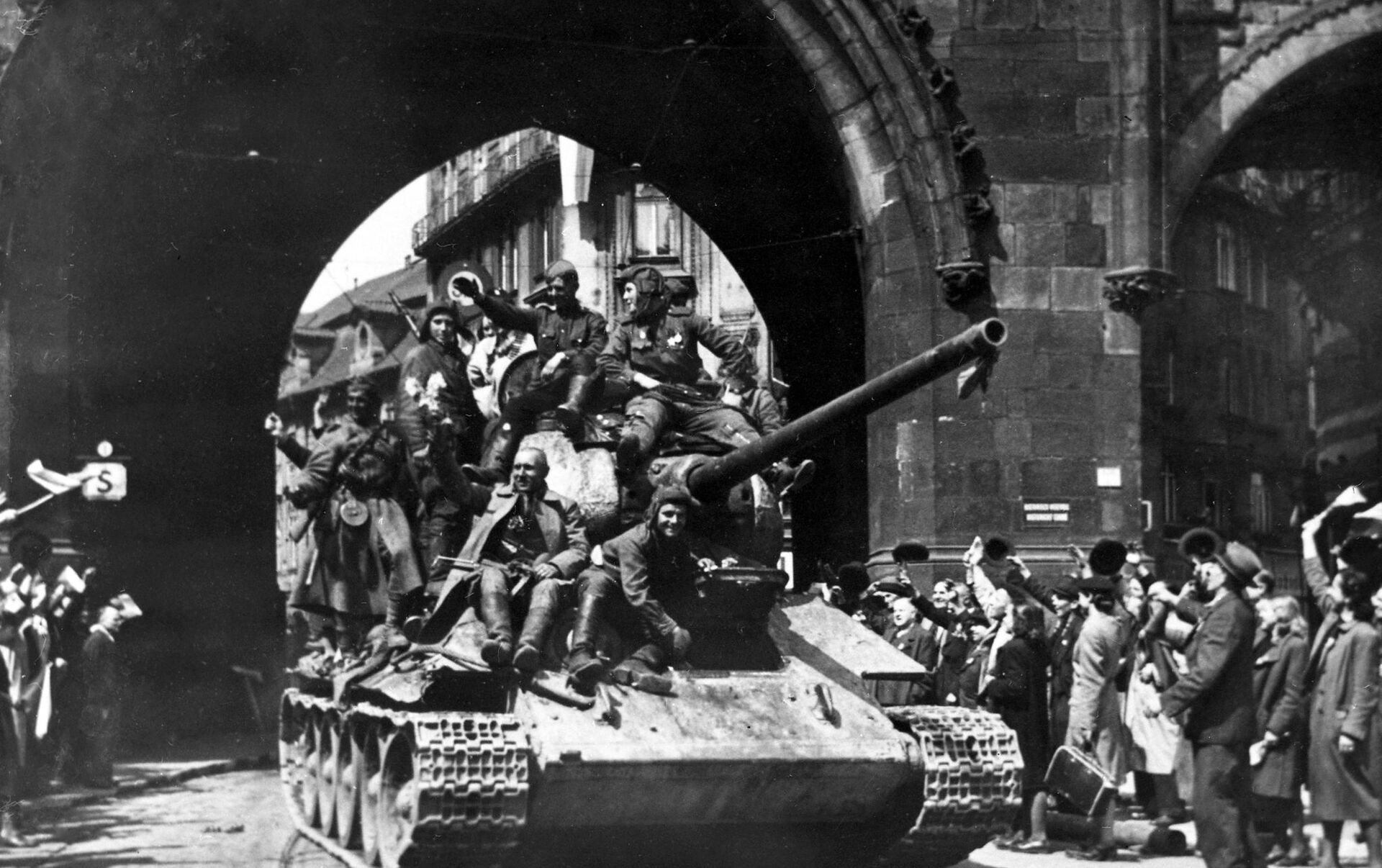 Чехословакия после второй мировой. Освобождение Праги 1945. Освобождение Праги 1945 красная армия. Пражская операция май 1945 год освобождение Чехословакии. Советские солдаты в Праге 1945.