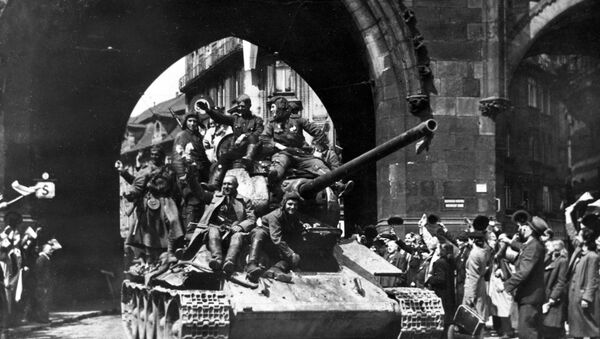 Stanovnici Praga pozdravljaju sovjetske vojnike-oslobodioce, 10. maj 1945. godine - Sputnik Srbija