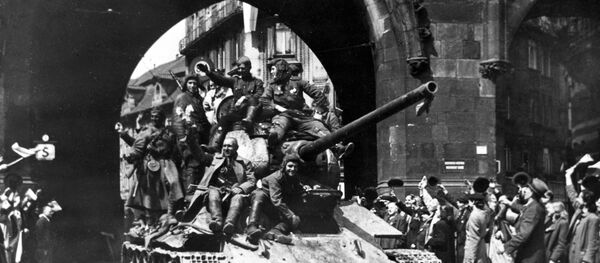 Stanovnici Praga pozdravljaju sovjetske vojnike-oslobodioce, 10. maj 1945. godine Stanovnici Praga pozdravljaju sovjetske vojnike-oslobodioce, 10. maj 1945. godine - Sputnik Srbija