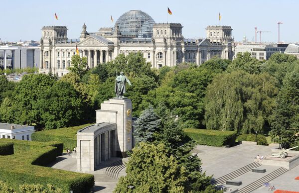 Руски амбасадор положио венац на меморијал у парку Тиргартен, украјински сат времена касније  - Sputnik Србија