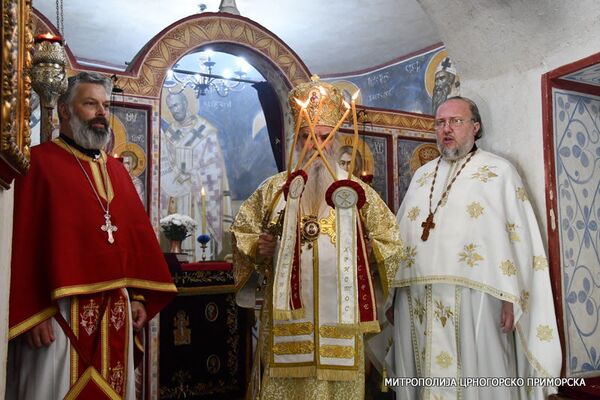 Mitropolit Amfilohije služio liturgiju, manastir bio pod policijskom opsadom - Sputnik Srbija