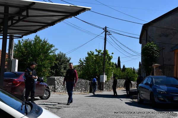 Mitropolit Amfilohije služio liturgiju, manastir bio pod policijskom opsadom - Sputnik Srbija