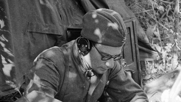 Советски радио-оператер бележи податке из Совинформбироа, мај 1942. - Sputnik Србија