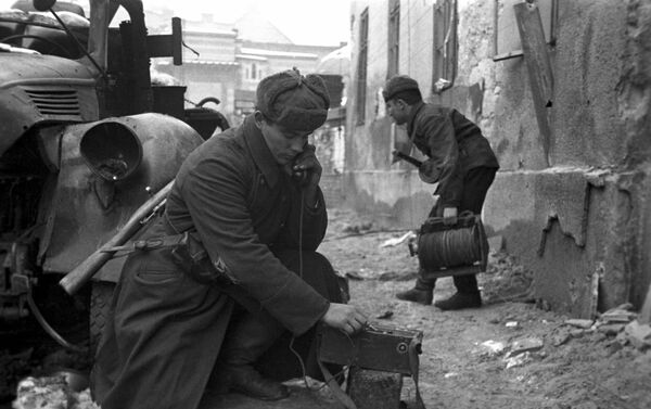 Совјетски радио-оператери успостављају телефонску везу током борби у Будимпешти, фебруар 1945. - Sputnik Србија