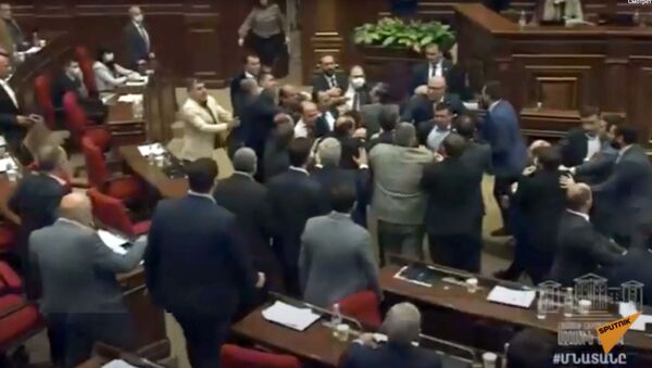 У парламенту Јерменије дошло је до масовне туче у присуству чланова Владе.   - Sputnik Србија