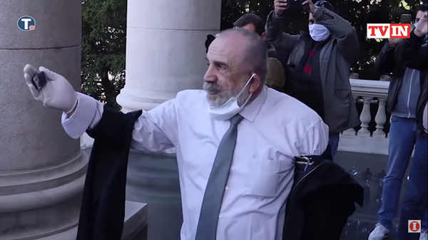Нови циљ српских лидера: Да њихове туче, свађе и штрајкови буду гледанији од „Задруге“ и „Парова“ Нови циљ српских лидера: Да њихове туче, свађе и штрајкови буду гледанији од „Задруге“ и „Парова“ - Sputnik Србија