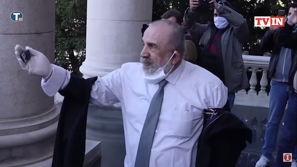 Marijan Rističević ispred parlamenta posle sukoba sa Dverima - Sputnik Srbija