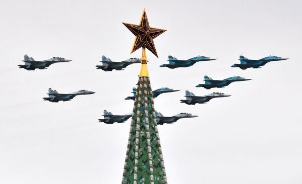 Figura „taktičko krilo“ koju čine lovci Su-30SM, Su-35S i bombarderi Su-34 u okviru vazdušne Parade pobede u Moskvi. - Sputnik Srbija