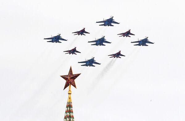 Lovci MiG-29 i Su-30SM avio-akrobatskih grupa „Ruski vitezovi“ i „Striži“ u okviru vazdušne Parade pobede u Moskvi. - Sputnik Srbija