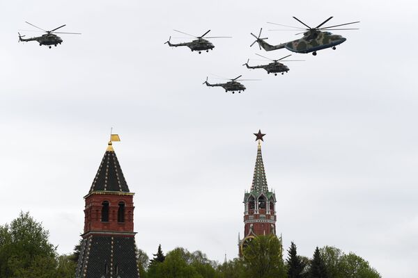 Teški transportni helikopter Mi-26 i višenamenski helikopteri Mi-8 u okviru vazdušne Parade pobede u Moskvi. - Sputnik Srbija