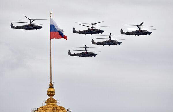 Borbeni helikopteri Ka-52 „Aligator“ na vazdušnoj Paradi pobede u Moskvi. - Sputnik Srbija