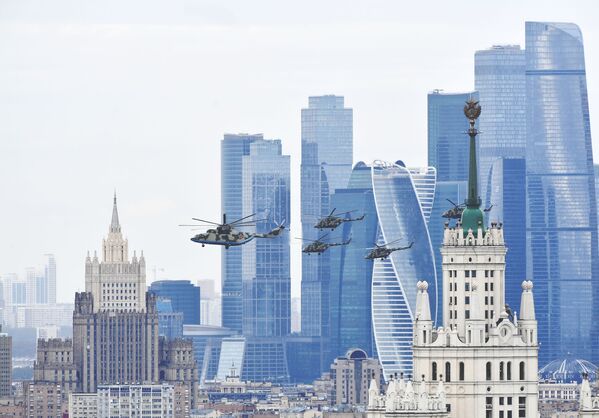 Teški transportni helikopter Mi-26 i višenamenski helikopteri Mi-8 u okviru vazdušne Parade pobede u Moskvi. - Sputnik Srbija