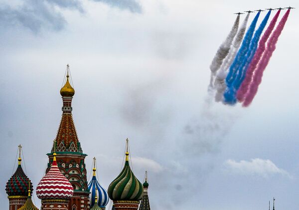 Lovci-bombarderi Su-25 ostavljaju trag u bojama ruske zastave u okviru vazdušne Parade pobede u Moskvi. - Sputnik Srbija