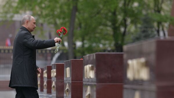 Руски председник Владимир Путин полаже цвеће на Гроб незнаном јунаку - Sputnik Србија