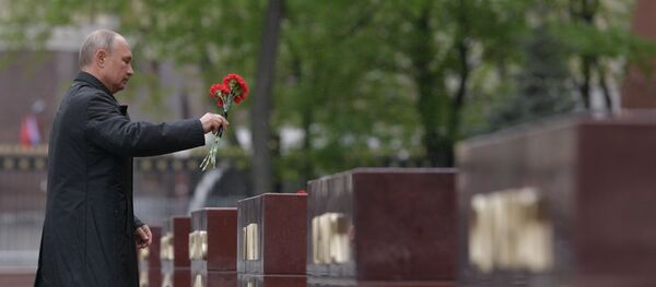 Ruski predsednik Vladimir Putin polaže cveće na Grob neznanom junaku - Sputnik Srbija