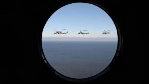 Borbeni helikopteri Ka-52 „Aligator“ na vazdušnoj paradi povodom Dana pobede u Sankt Peterburgu - Sputnik Srbija