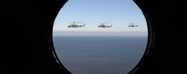 Борбени хеликоптери Ка-52 „Алигатор“ на ваздушној паради поводом Дана победе у Санкт Петербургу Борбени хеликоптери Ка-52 „Алигатор“ на ваздушној паради поводом Дана победе у Санкт Петербургу - Sputnik Србија