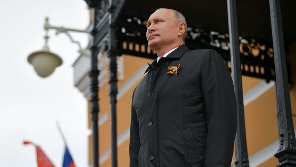 Руски председник Владимир Путин посматра ваздушну параду поводом Дана победе - Sputnik Србија