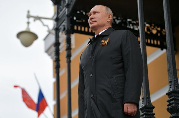Ruski predsednik Vladimir Putin posmatra vazdušnu paradu povodom Dana pobede - Sputnik Srbija