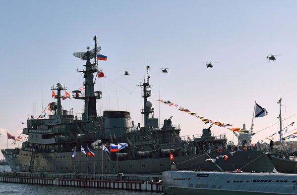 Borbeni helikopteri Ka-52 „Aligator“ na vazdušnoj paradi povodom Dana pobede u Sankt Peterburgu - Sputnik Srbija