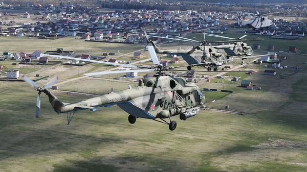 Teški helikopter Mi-26 i višenamenski helikopteri Mi-8 na vazdušnoj paradi povodom Dana pobede u Sankt Peterburgu - Sputnik Srbija