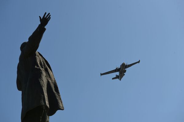 Вишенаменски двомоторни авион Л-410 на ваздушној паради поводом Дана победе у Јекатеринбургу. - Sputnik Србија
