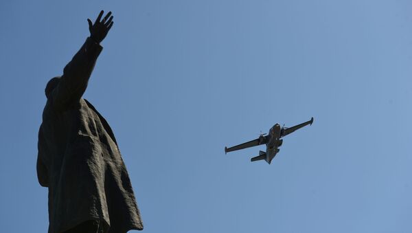 Višenamenski dvomotorni avion L-410 na vazdušnoj paradi povodom Dana pobede u Jekaterinburgu. - Sputnik Srbija