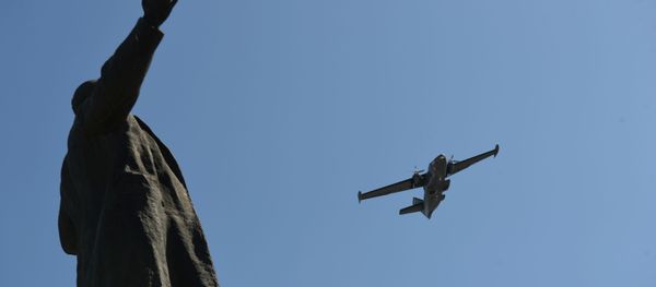 Вишенаменски двомоторни авион Л-410 на ваздушној паради поводом Дана победе у Јекатеринбургу. Вишенаменски двомоторни авион Л-410 на ваздушној паради поводом Дана победе у Јекатеринбургу. - Sputnik Србија