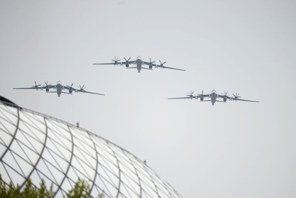 Strateški bombarderi Tu-95MS na vazdušnoj Paradi pobede u Moskvi - Sputnik Srbija