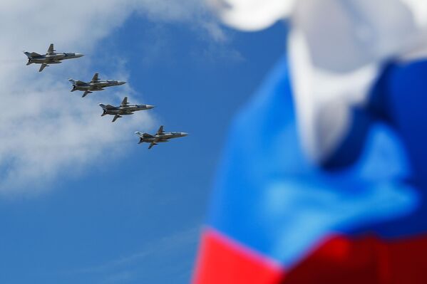 Бомбардери Су-24 на ваздушној паради поводом Дана победе у Калињинграду. - Sputnik Србија