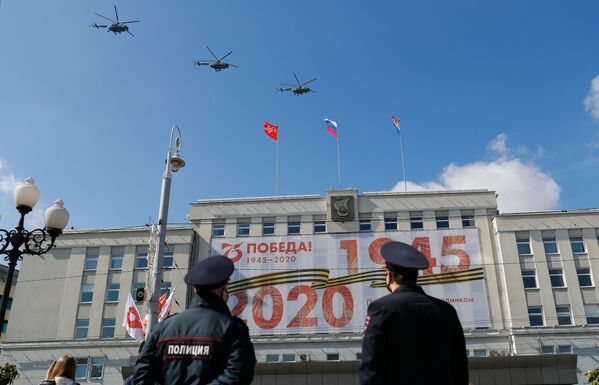 Helikopteri Mi-17 na vazdušnoj paradi povodom Dana pobede u Kalinjingradu. - Sputnik Srbija