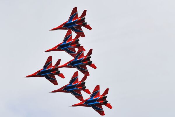 Akrobatska grupa „Striži“ u lovcima MiG-29 na avio-spektaklu u čast Dana pobede na aerodromu Kubinka - Sputnik Srbija