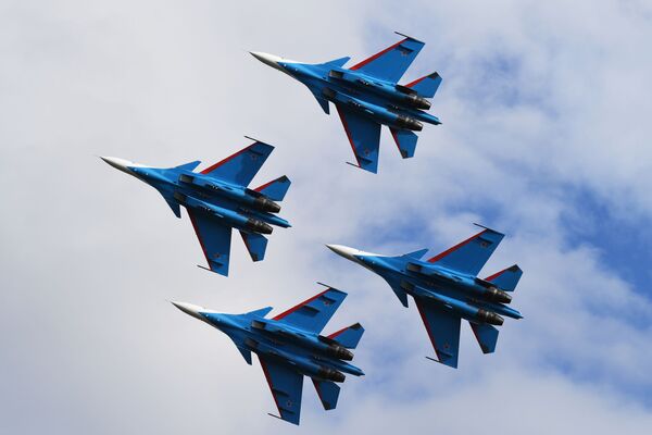 Акробатска група „Руски витезови“ у ловцима Су-30СМ на авио-спектаклу у част Дана победе на аеродрому Кубинка - Sputnik Србија