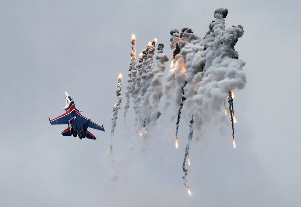 Ловац Су-30СМ из акробатске групе „Руски витезови“ на авио-спектаклу у част Дана победе - Sputnik Србија