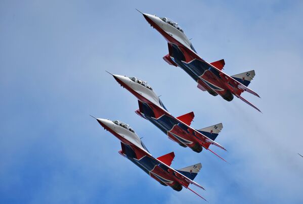 Akrobatska grupa „Striži“ u lovcima MiG-29 na avio-spektaklu u čast Dana pobede na aerodromu Kubinka - Sputnik Srbija