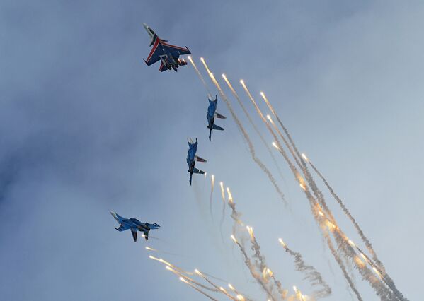 Lovac Su-30SM iz akrobatske grupe „Ruski vitezovi“ na avio-spektaklu u čast Dana pobede - Sputnik Srbija