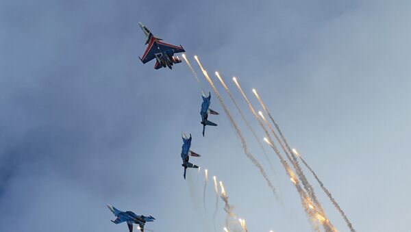Lovac Su-30SM iz akrobatske grupe „Ruski vitezovi“ na avio-spektaklu u čast Dana pobede - Sputnik Srbija