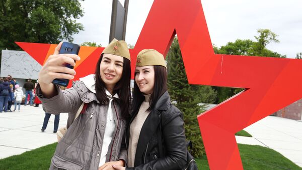 Devojke tokom proslave Dana pobede u Krasnodaru. - Sputnik Srbija