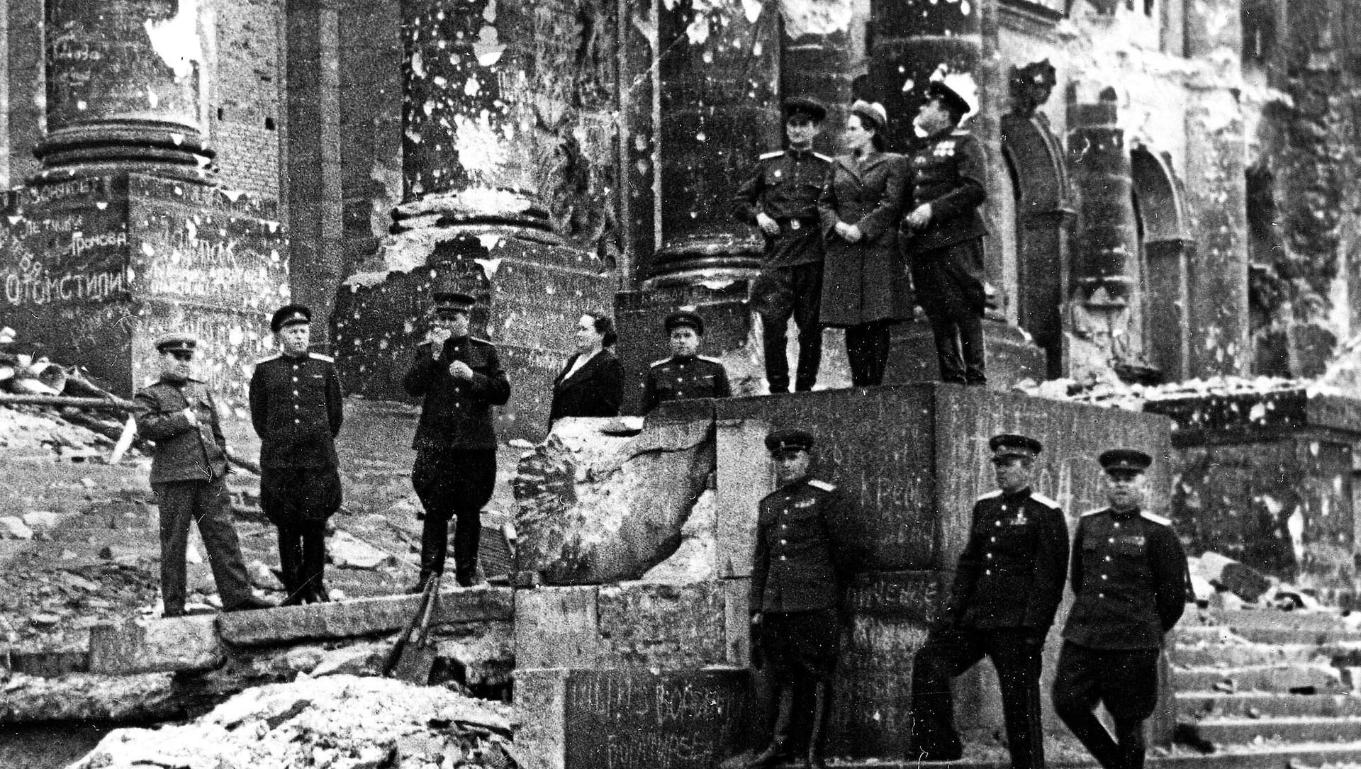 Совјетске вође код зидина Рајхстага - Sputnik Србија, 1920, 08.05.2021